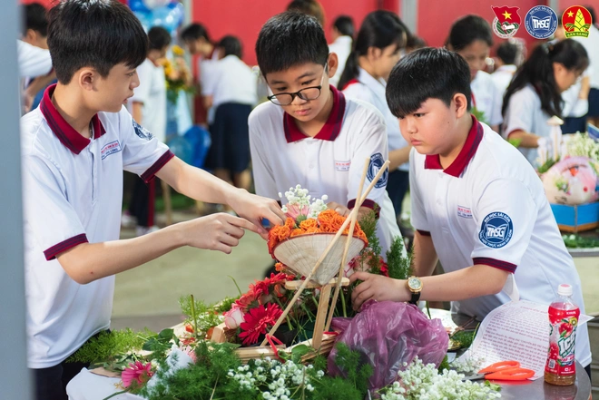 Rực rỡ những bông hoa tri ân trên ngực áo của thầy cô Trường Trung học Thực hành Sài Gòn - Ảnh 13.