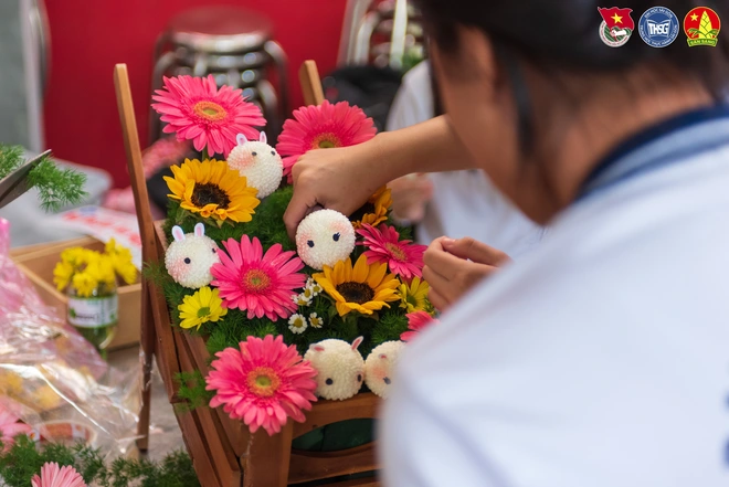 Rực rỡ những bông hoa tri ân trên ngực áo của thầy cô Trường Trung học Thực hành Sài Gòn - Ảnh 16.