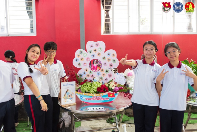 Rực rỡ những bông hoa tri ân trên ngực áo của thầy cô Trường Trung học Thực hành Sài Gòn - Ảnh 14.