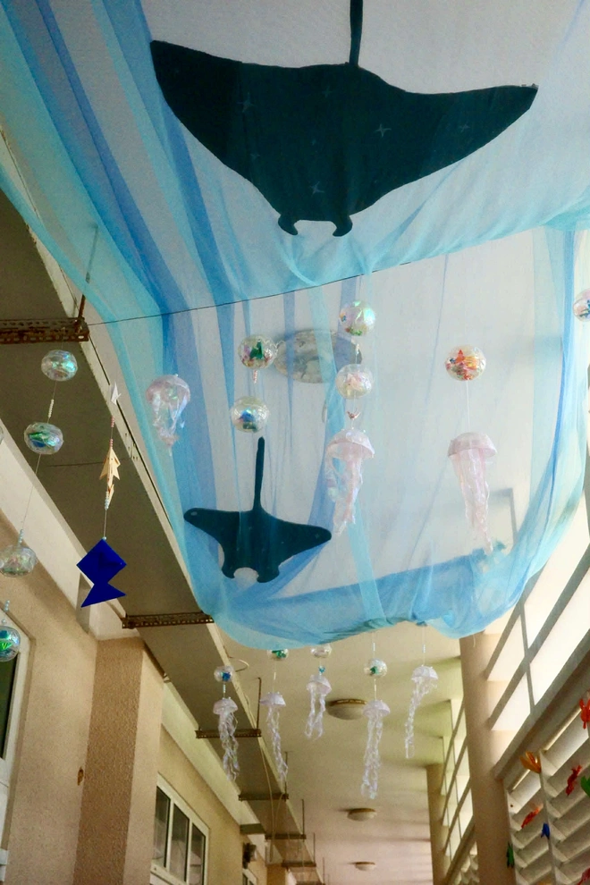 Teen Trường THPT Chuyên Lê Quý Đôn biến hoá hành lang rực sắc màu tri ân thầy cô - Ảnh 3.