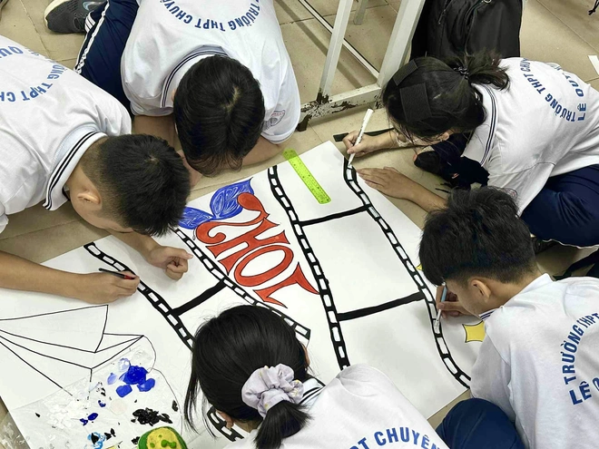 Teen Trường THPT Chuyên Lê Quý Đôn biến hoá hành lang rực sắc màu tri ân thầy cô - Ảnh 9.