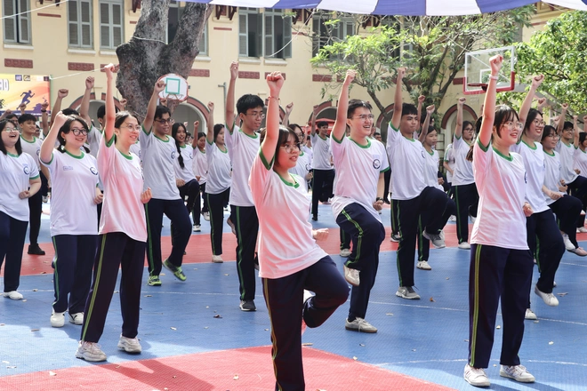 Teen Trường THPT Marie Curie "quẩy" tưng bừng cùng S.T Sơn Thạch, tiếp lửa kỷ lục đồng diễn Vovinam- Ảnh 1.