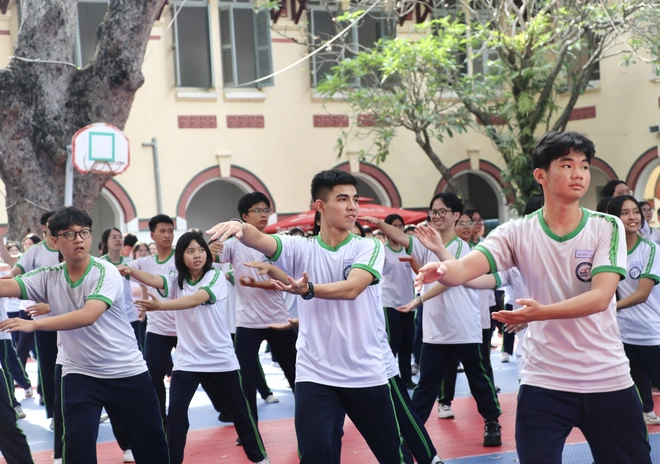 Teen Trường THPT Marie Curie "quẩy" tưng bừng cùng S.T Sơn Thạch, tiếp lửa kỷ lục đồng diễn Vovinam- Ảnh 3.