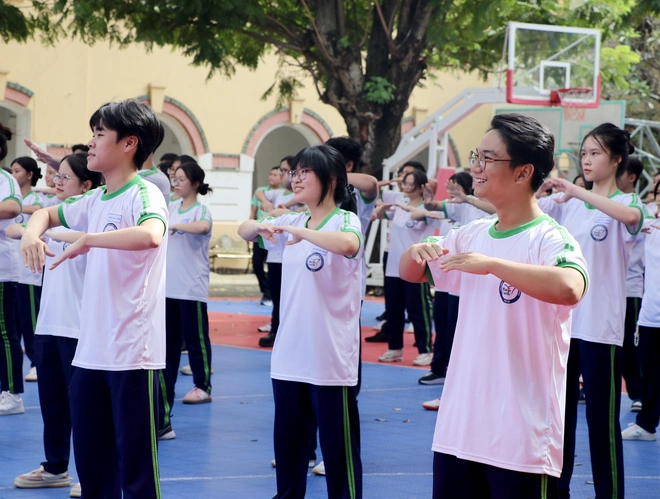 Teen Trường THPT Marie Curie "quẩy" tưng bừng cùng S.T Sơn Thạch, tiếp lửa kỷ lục đồng diễn Vovinam- Ảnh 2.