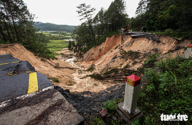 Access to Vietnam’s Da Lat severely disrupted following landslides - Ảnh 1.