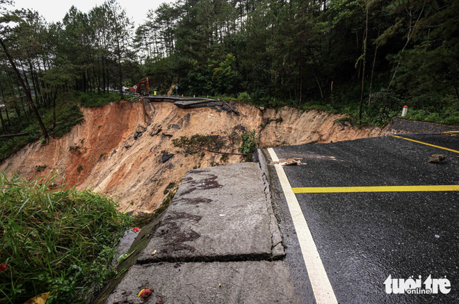 Access to Vietnam’s Da Lat severely disrupted following landslides - Ảnh 2.