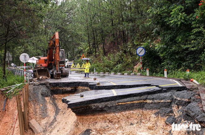 Access to Vietnam’s Da Lat severely disrupted following landslides - Ảnh 4.
