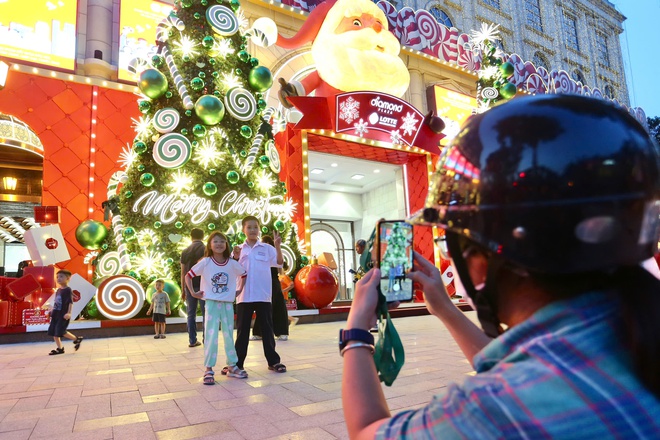 Teen check-in Giáng sinh sớm tại trung tâm thương mại hot nhất TP.HCM - Ảnh 8.