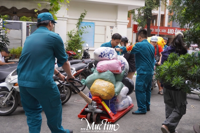 Ấm áp những tấm lòng của người dân TP.HCM sẻ chia cùng đồng bào vùng lũ miền Trung - Ảnh 5.