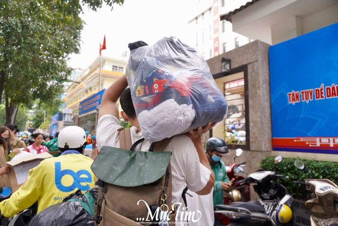 Ấm áp những tấm lòng của người dân TP.HCM sẻ chia cùng đồng bào vùng lũ miền Trung - Ảnh 6.