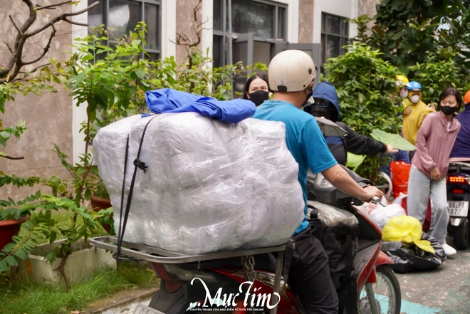 Ấm áp những tấm lòng của người dân TP.HCM sẻ chia cùng đồng bào vùng lũ miền Trung - Ảnh 7.