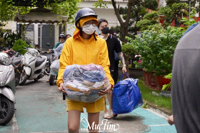Ấm áp những tấm lòng của người dân TP.HCM sẻ chia cùng đồng bào vùng lũ miền Trung - Ảnh 8.