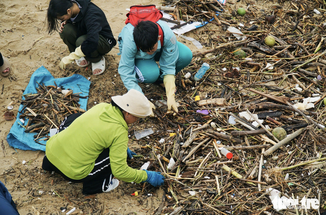 Foreigners join locals in cleaning up Nha Trang beach after floods in south-central Vietnam- Ảnh 8.