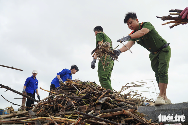 Foreigners join locals in cleaning up Nha Trang beach after floods in south-central Vietnam- Ảnh 9.