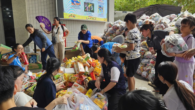 Đội viên, thiếu nhi TP.HCM góp nắng yêu thương hỗ trợ miền Trung- Ảnh 7. Đội viên, thiếu nhi TP.HCM góp nắng yêu thương hỗ trợ miền Trung- Ảnh 7.