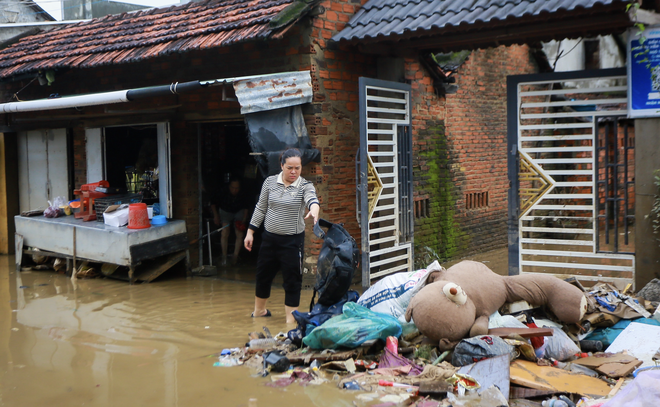 Floodwaters recede, revealing devastation in Vietnam’s Dak Lak - Ảnh 5.