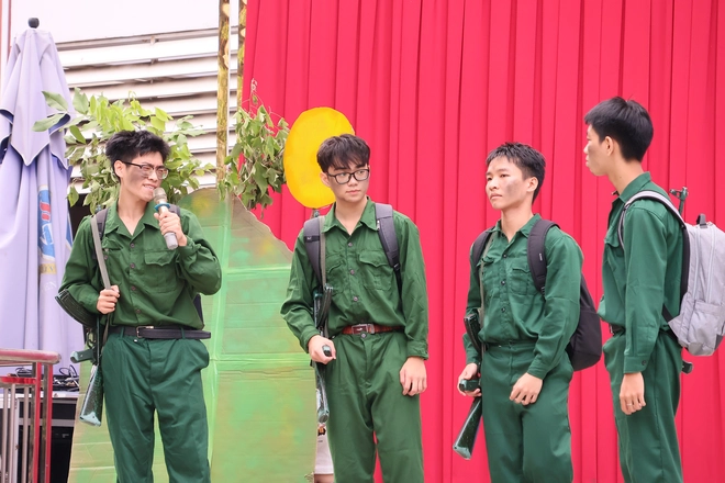 Hóa thân thành nhân vật trong trang sách, học trò Trường THPT Thủ Đức khai phá đam mê  - Ảnh 3.