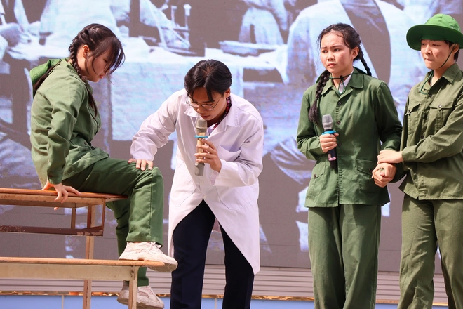 Hóa thân thành nhân vật trong trang sách, học trò Trường THPT Thủ Đức khai phá đam mê  - Ảnh 6.