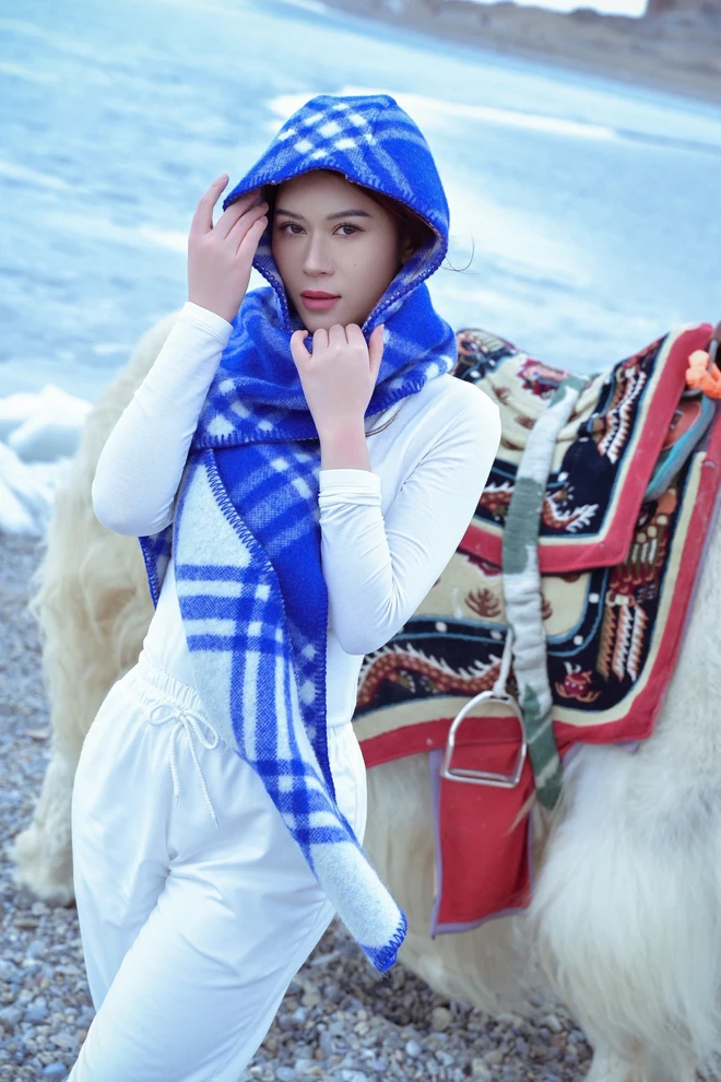 Sao Việt "đu trend" tuyết rơi phiên bản đời thực không cần AI - Ảnh 4.