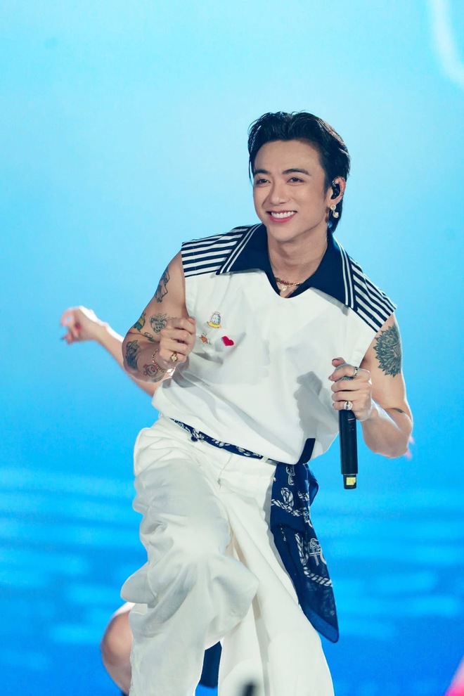 Soobin 'đu' concert G-Dragon, sự cố hài hước sau đó khiến fan bật cười- Ảnh 1.