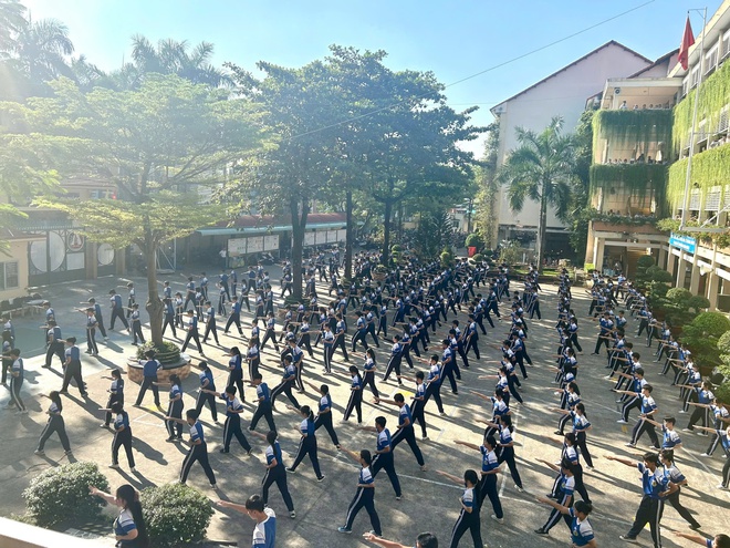 Khoảnh khắc ấn tượng khi học sinh TP.HCM cùng hòa nhịp trong bài đồng diễn võ nhạc Vovinam - Ảnh 16.