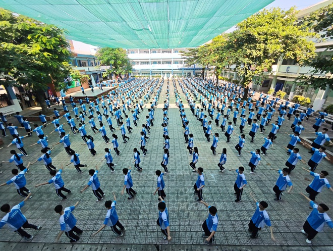 Khoảnh khắc ấn tượng khi học sinh TP.HCM cùng hòa nhịp trong bài đồng diễn võ nhạc Vovinam - Ảnh 6.