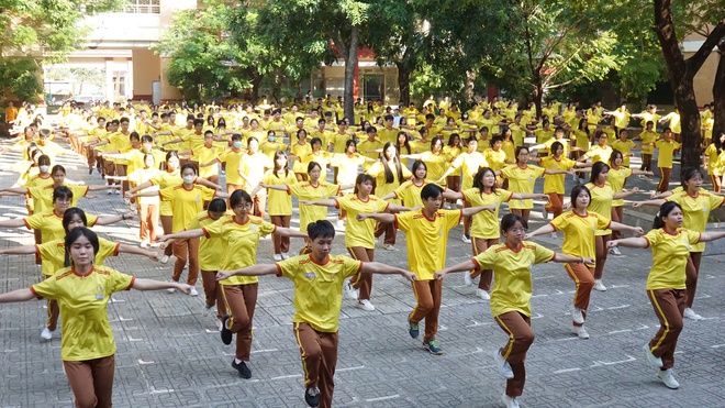 Khoảnh khắc ấn tượng khi học sinh TP.HCM cùng hòa nhịp trong bài đồng diễn võ nhạc Vovinam - Ảnh 12.