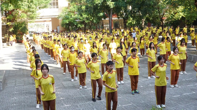 Khoảnh khắc ấn tượng khi học sinh TP.HCM cùng hòa nhịp trong bài đồng diễn võ nhạc Vovinam - Ảnh 10.