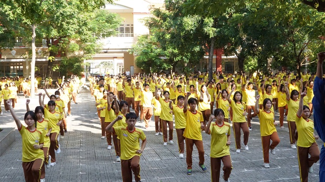 Khoảnh khắc ấn tượng khi học sinh TP.HCM cùng hòa nhịp trong bài đồng diễn võ nhạc Vovinam - Ảnh 11.