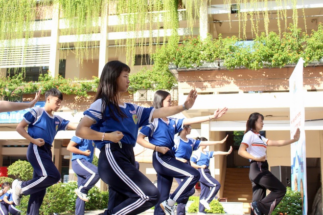 Khoảnh khắc ấn tượng khi học sinh TP.HCM cùng hòa nhịp trong bài đồng diễn võ nhạc Vovinam - Ảnh 15.