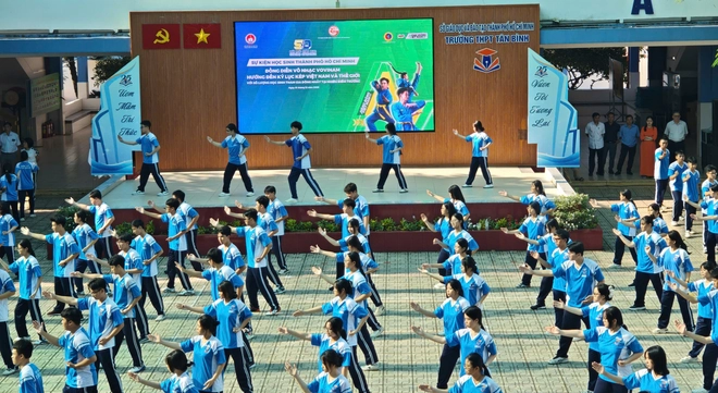 Khoảnh khắc ấn tượng khi học sinh TP.HCM cùng hòa nhịp trong bài đồng diễn võ nhạc Vovinam - Ảnh 8.