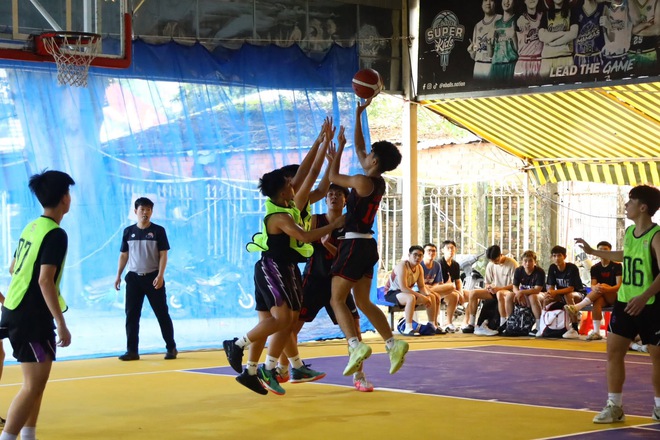 Cầu thủ xuất sắc nhất giải bóng rổ học sinh trung học gọi tên nam sinh Trường THPT Bùi Thị Xuân- Ảnh 4.