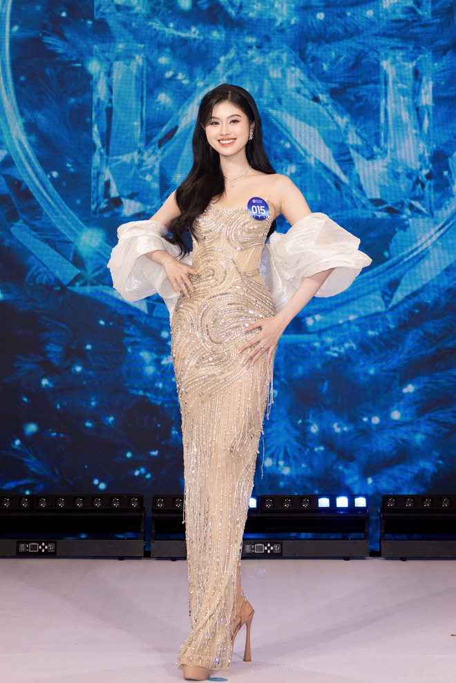 Hoa hậu Ý Nhi làm thêm nhiều giờ, mang cơm theo ăn để tiết kiệm chi phí- Ảnh 5. Hoa hậu Ý Nhi làm thêm nhiều giờ, mang cơm theo ăn để tiết kiệm chi phí- Ảnh 5.