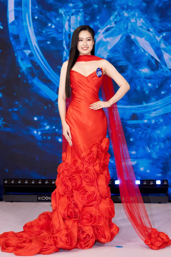 Hoa hậu Ý Nhi làm thêm nhiều giờ, mang cơm theo ăn để tiết kiệm chi phí- Ảnh 12. Hoa hậu Ý Nhi làm thêm nhiều giờ, mang cơm theo ăn để tiết kiệm chi phí- Ảnh 12.