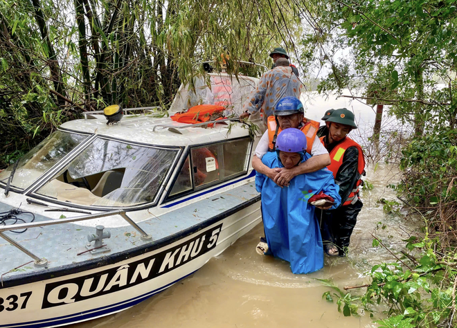 Historic floods in south-central Vietnam: from devastation to determined rebuilding - Ảnh 4.