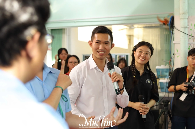 Học trò Trưng Vương mang 'lăng kính hy vọng’ đến Trường Chuyên biệt Hy Vọng- Ảnh 11. Học trò Trưng Vương mang 'lăng kính hy vọng’ đến Trường Chuyên biệt Hy Vọng- Ảnh 11.