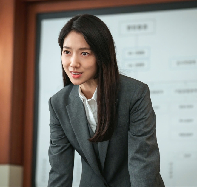 Park Shin Hye một mình diễn hai vai cực ngọt trong Undercover Ms. Hong - Ảnh 2.
