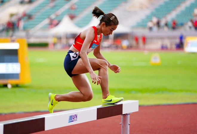 Vietnam’s Nguyen Thi Oanh wins steeplechase gold for 15th title, joins SEA Games athletics greats- Ảnh 4. Vietnam’s Nguyen Thi Oanh wins steeplechase gold for 15th title, joins SEA Games athletics greats- Ảnh 4.