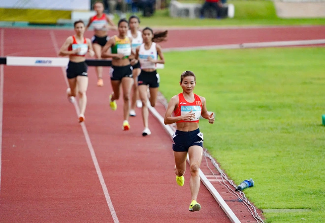 Vietnam’s Nguyen Thi Oanh wins steeplechase gold for 15th title, joins SEA Games athletics greats- Ảnh 3. Vietnam’s Nguyen Thi Oanh wins steeplechase gold for 15th title, joins SEA Games athletics greats- Ảnh 3.