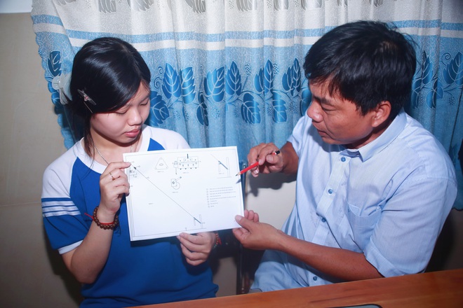 Father, daughter in Ho Chi Minh City invent diagonal cable escape system for high-rise fires - Ảnh 3.