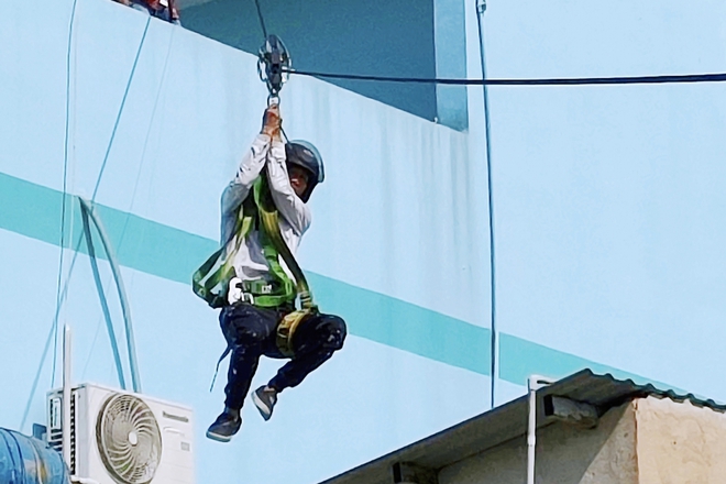 Father, daughter in Ho Chi Minh City invent diagonal cable escape system for high-rise fires - Ảnh 6.