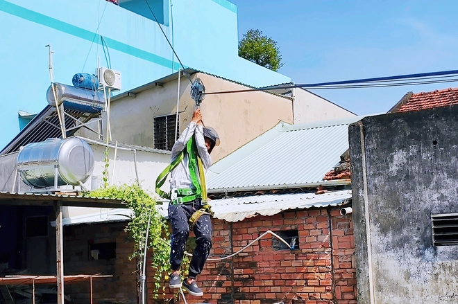 Father, daughter in Ho Chi Minh City invent diagonal cable escape system for high-rise fires - Ảnh 7.