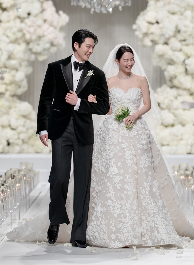 Bóc giá váy cưới và trang sức của Shin Min Ah trong lễ kết hôn- Ảnh 2.