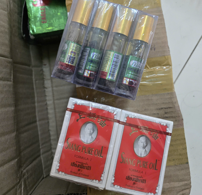 Ho Chi Minh City police arrest 5 for producing fake Thai medicated oil  - Ảnh 1.