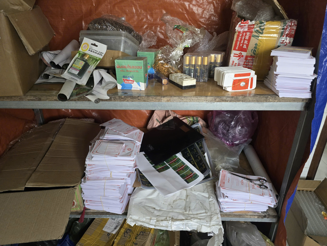 Ho Chi Minh City police arrest 5 for producing fake Thai medicated oil  - Ảnh 2.