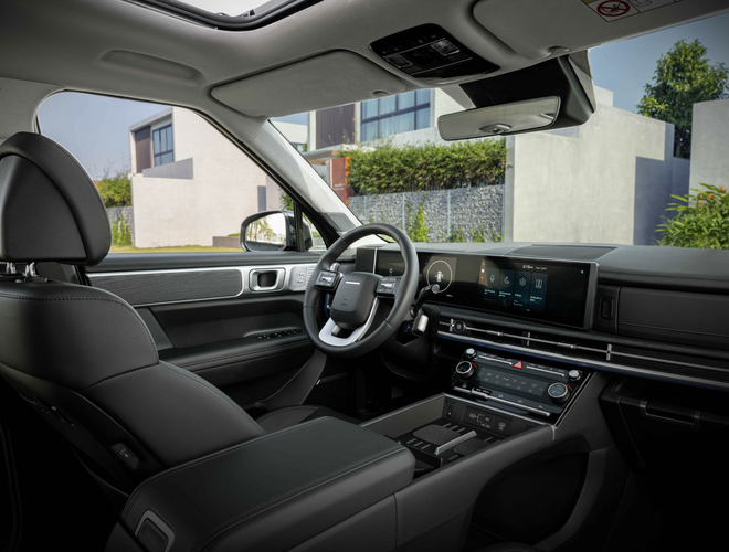 Hyundai Santa Fe Hybrid debuts in Vietnam
- Ảnh 2.