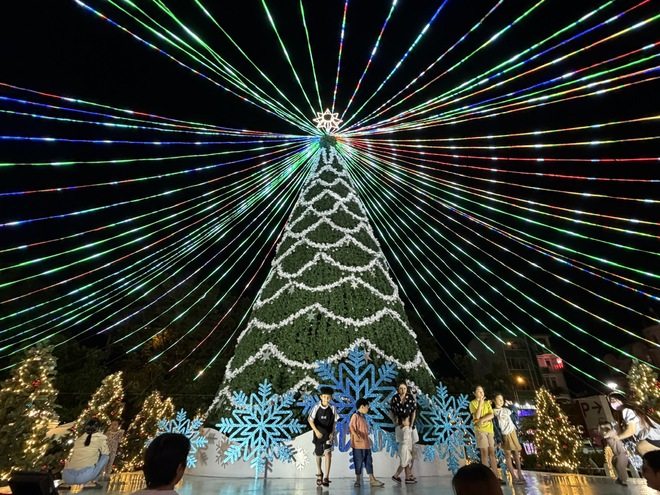 Gợi ý những điểm check-in Giáng sinh nổi bật tại TP.HCM- Ảnh 1.