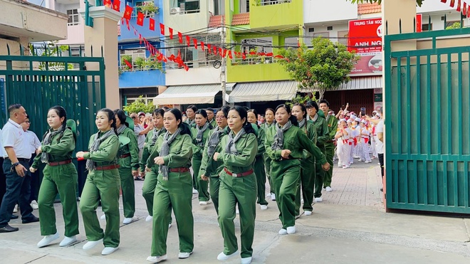 Học sinh, đội viên TP.HCM check in cùng cờ Tổ quốc mừng lễ 30-4- Ảnh 11.