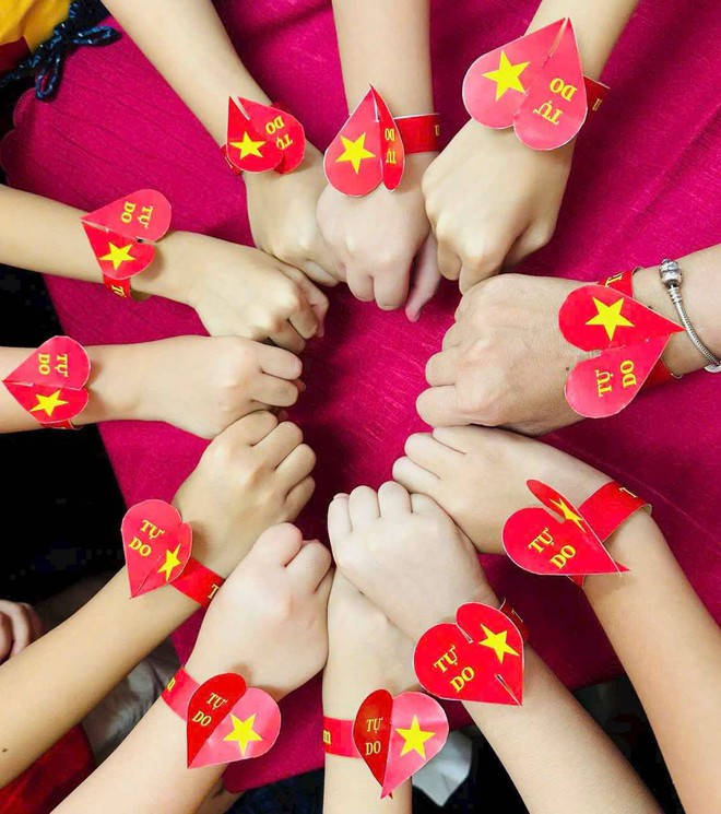 Học sinh, đội viên TP.HCM check in cùng cờ Tổ quốc mừng lễ 30-4- Ảnh 4.