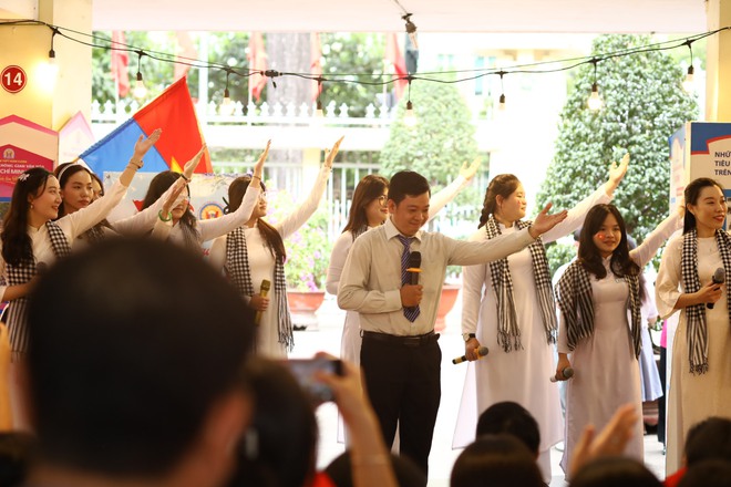 Thầy trò Trường THPT Hùng Vương thắp sáng tình yêu Tổ quốc qua minishow ‘Vui sao nước mắt lại trào’ - Ảnh 6.